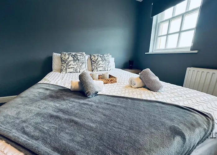 Queens Townhouse - 4 Bed