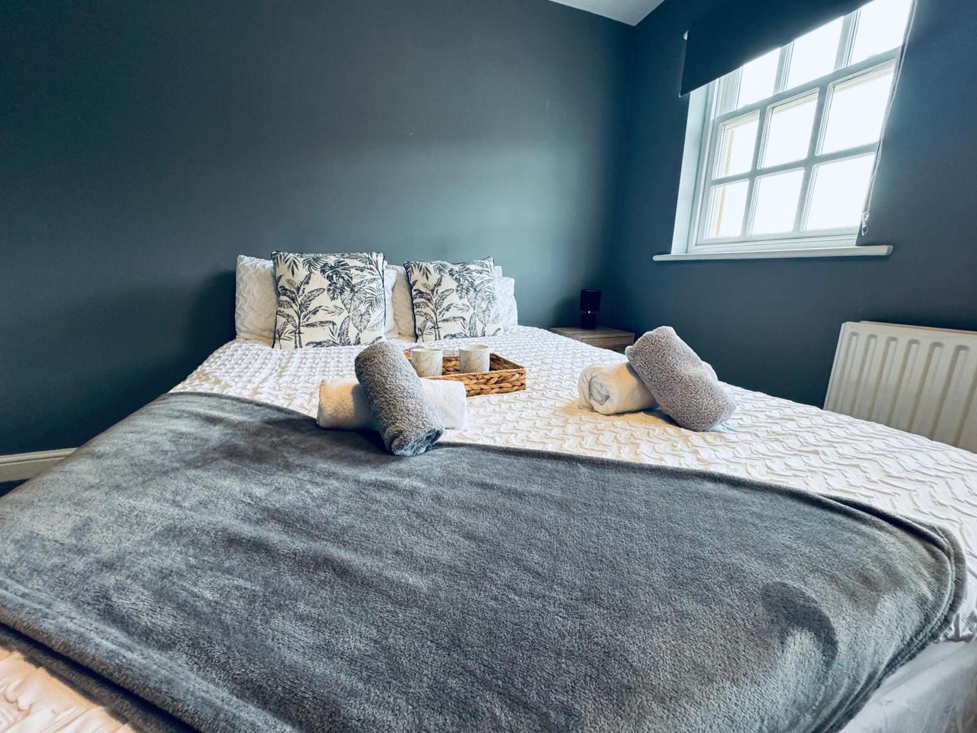 Queens Townhouse - 4 Bed Apartment