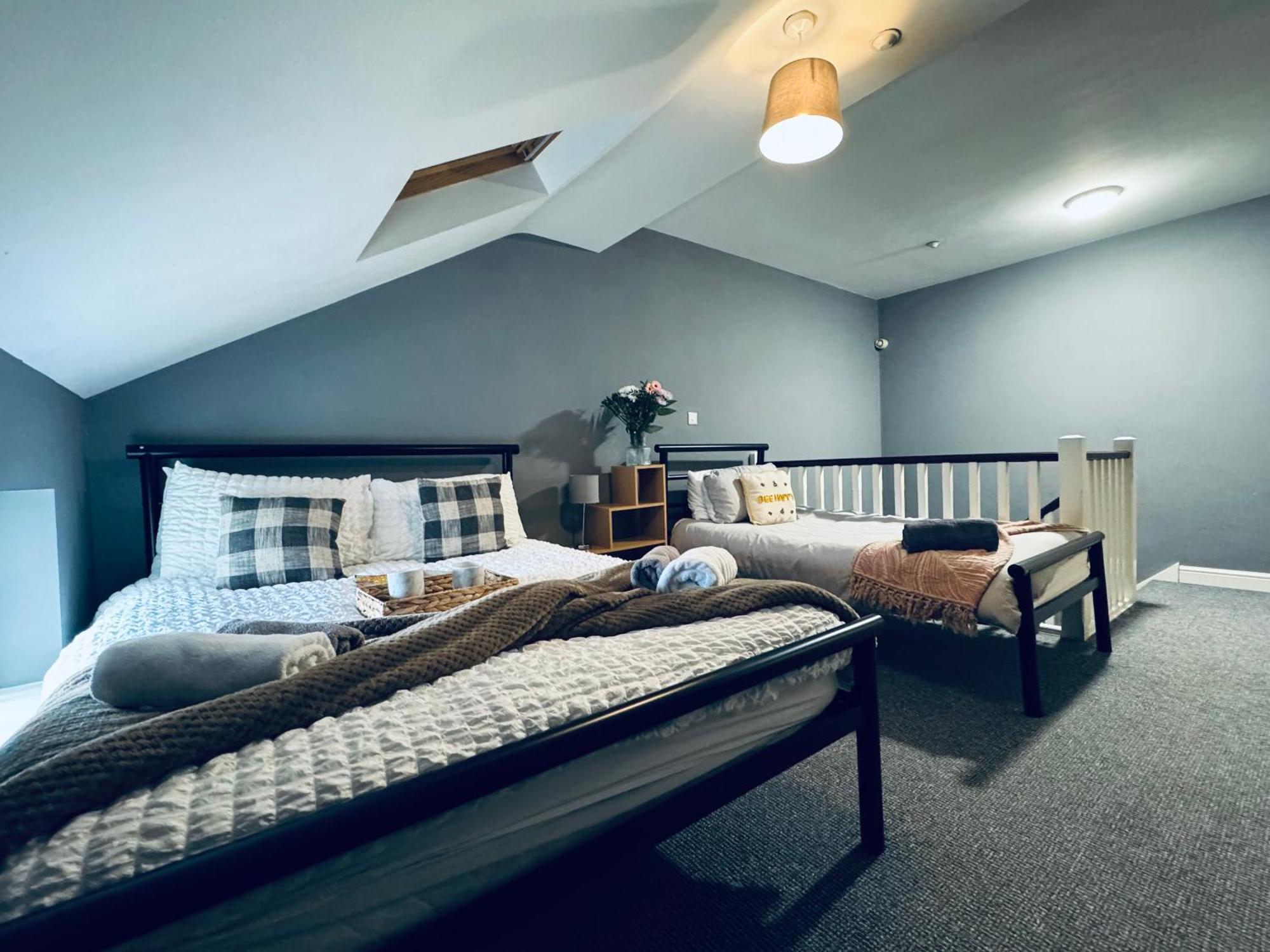 Queens Townhouse - 4 Bed Apartment *