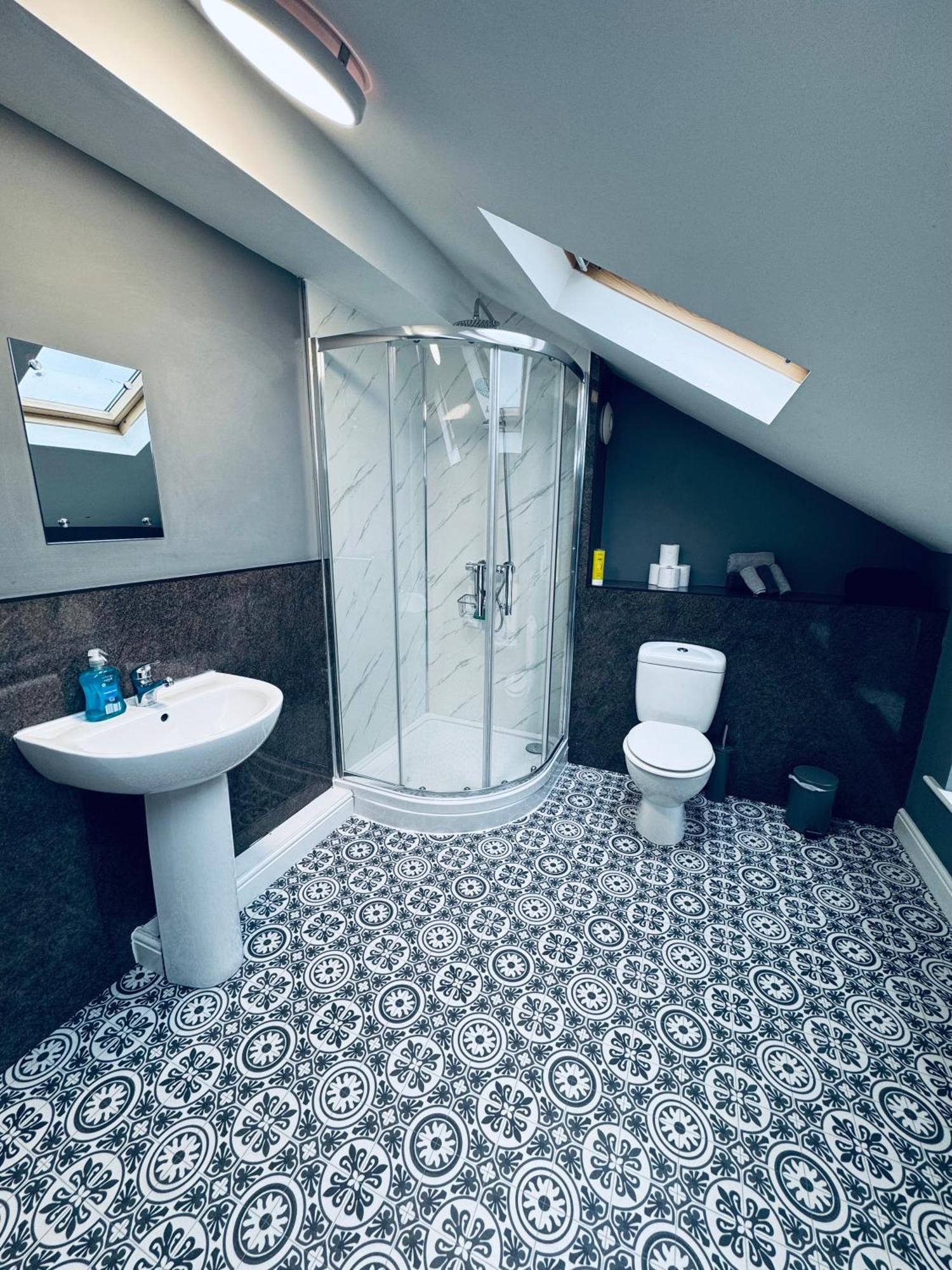 Queens Townhouse - 4 Bed *